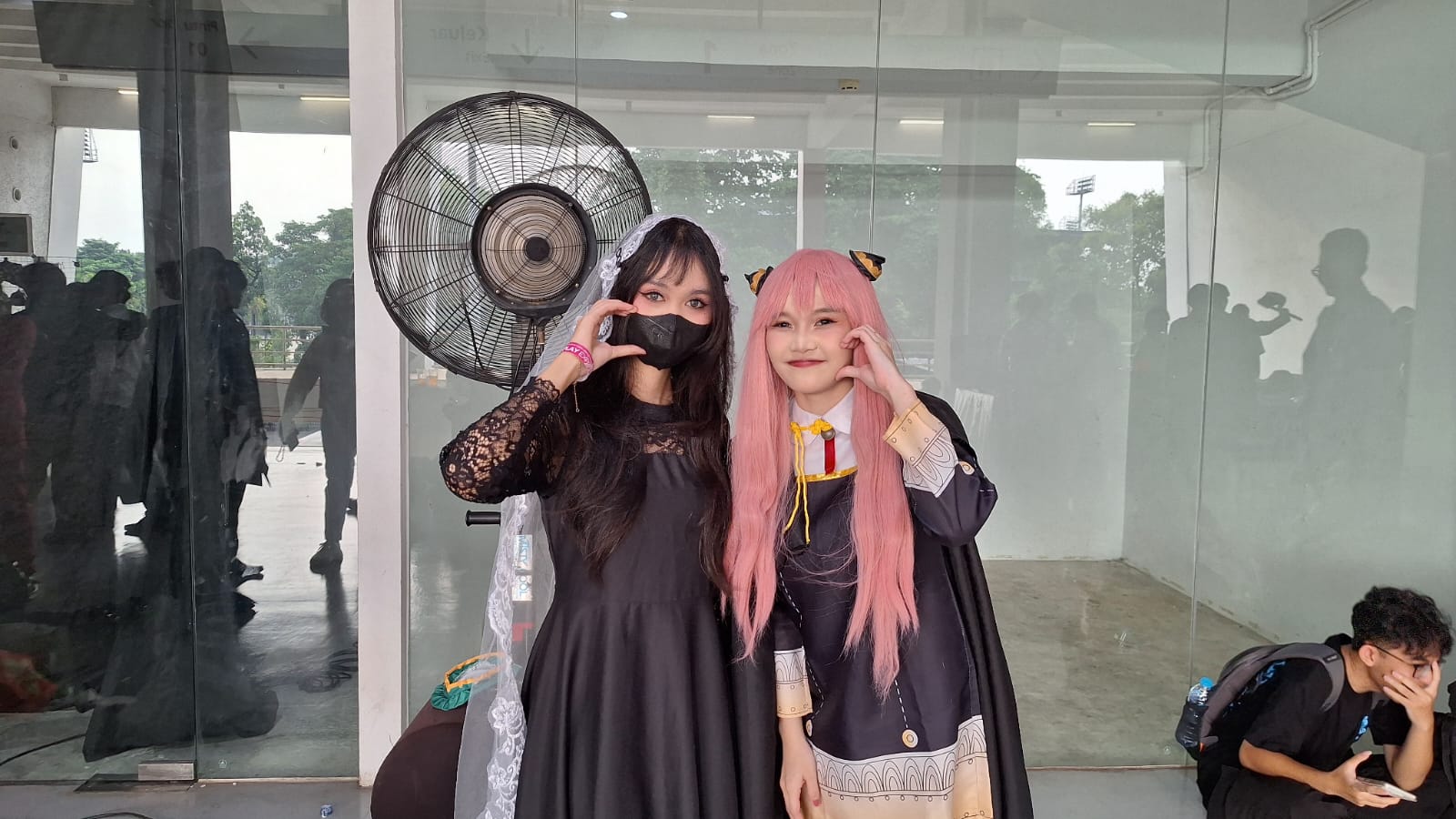 oliv (19) cosplay sebagai karakter Osaragi dari anime akamoto Days & anjani (19) cosplay sebagai karakter Anya dari anime Spy x Family.