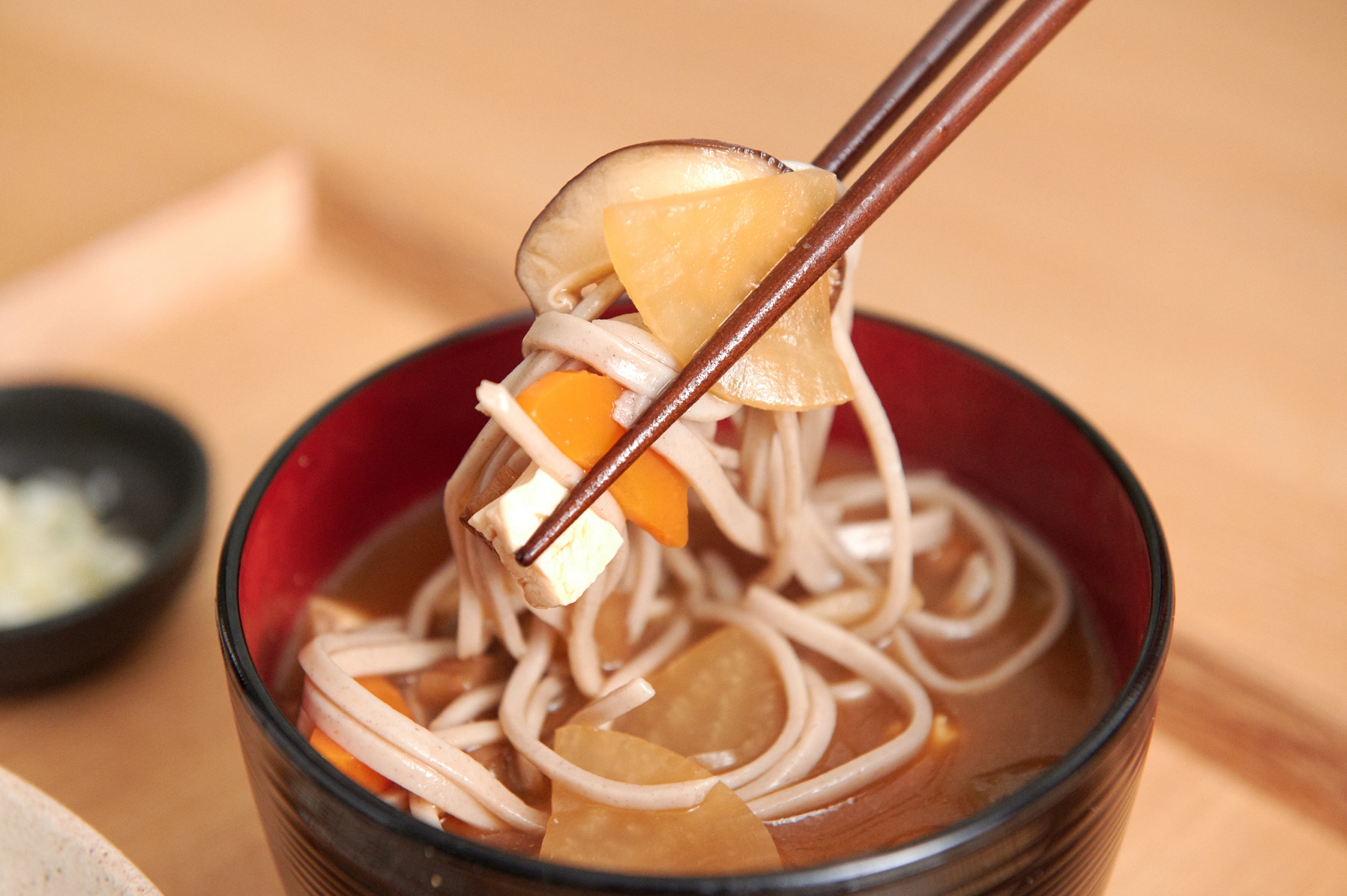 Tsuke-kenchin khas Jepang, soba dicelup kuah sayur umbi bumbu miso.