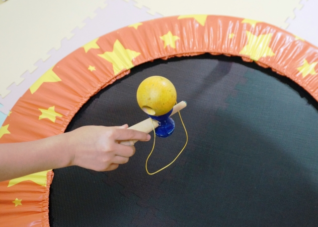 Kendama, permainan tradisional Jepang.