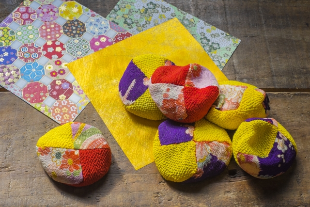 Otedama, permainan tradisional Jepang.