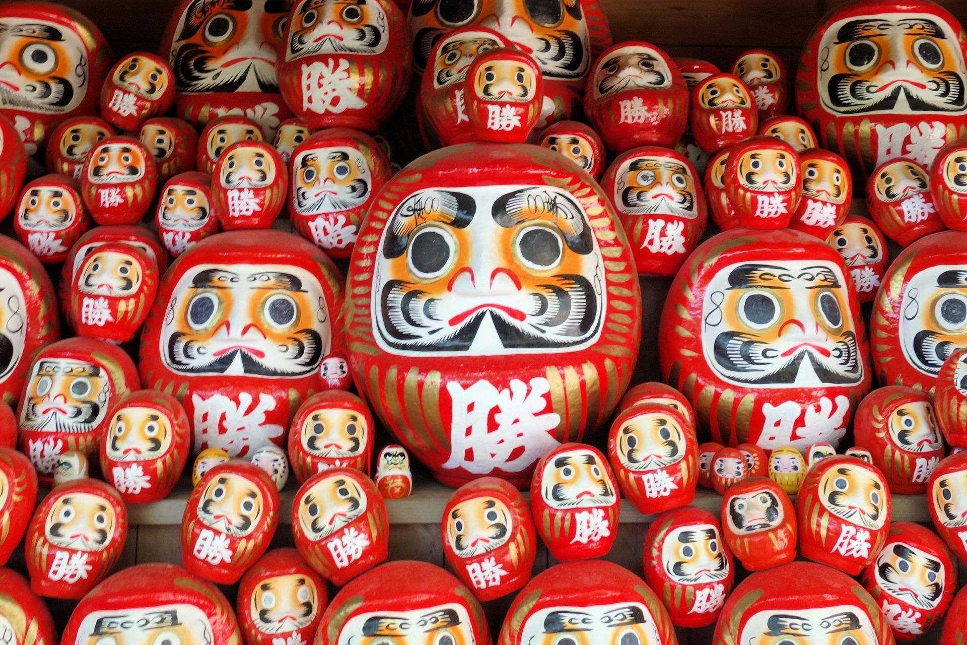 Boneka daruma, jimat keberuntungan Jepang simbol doa dan harapan.