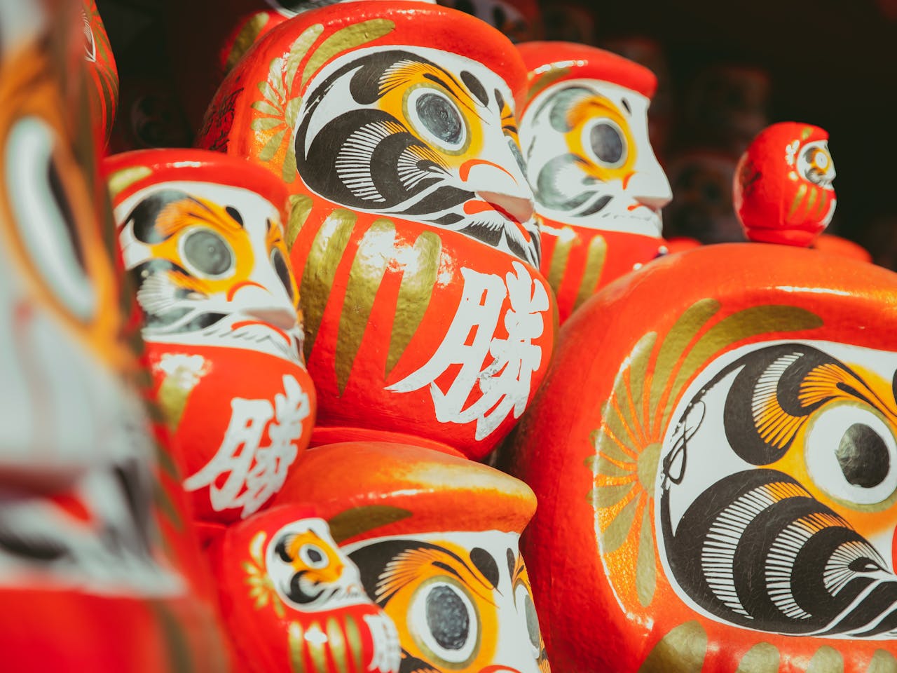Boneka daruma, jimat keberuntungan Jepang simbol doa dan harapan.