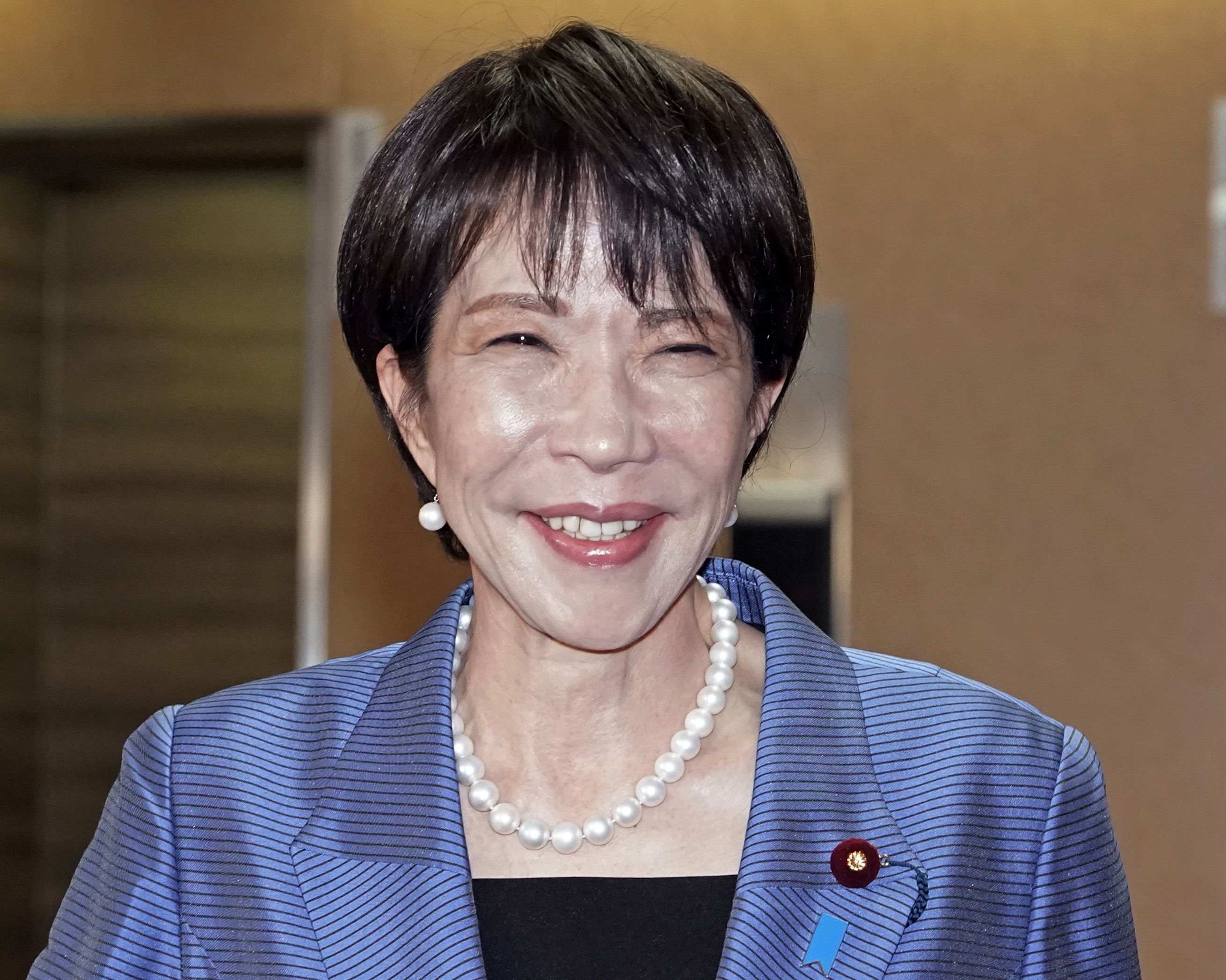 Sanae Takaichi, presiden Partai Demokrat Liberal (LDP) yang berkuasa di Jepang, berjalan memasuki markas partainya di Tokyo pada 21 Oktober 2025.