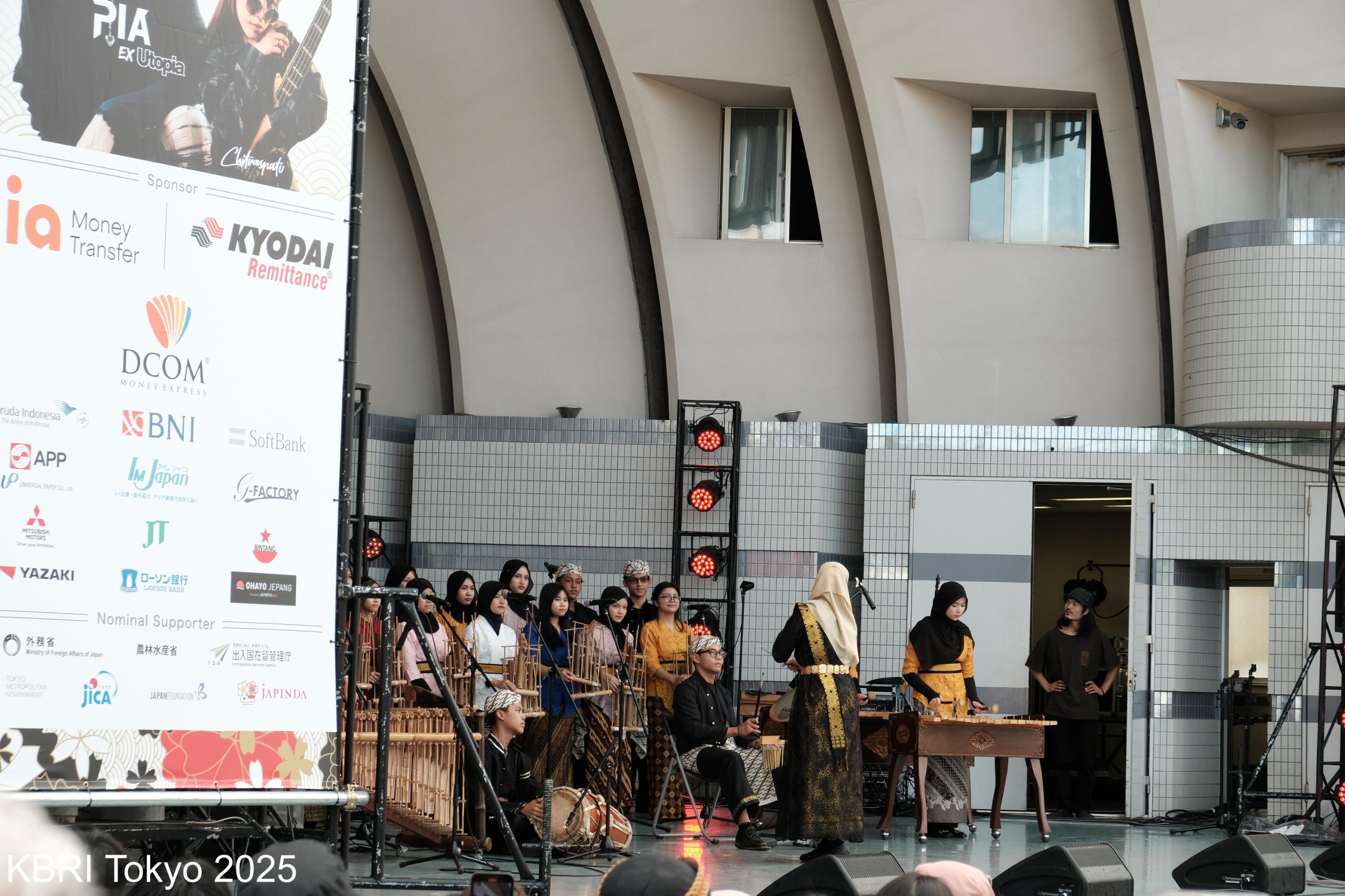 Tim angklung Sekolah Tokyo Indonesia bermain di Indonesia Japan Friendship Festival 2025 di Taman Yoyogi, Tokyo, Jepang.