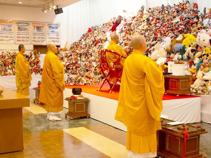Ribuan boneka berjejer di altar saat upacara pemakaman boneka di Osaka, simbol ucapan terima kasih warga Jepang pada kenangan masa lalu.