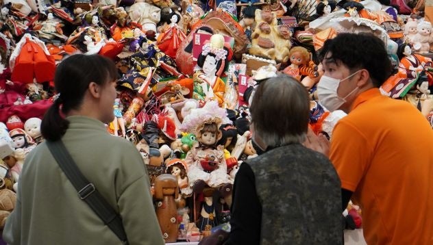 Dalam ritual pemakaman boneka di Osaka, setiap boneka dihadirkan dengan doa sebagai wujud rasa syukur dan penghormatan terakhir.