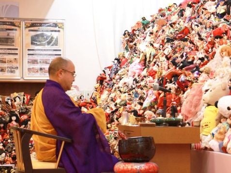 Upacara pemakaman boneka oleh Jinguji Kannoin.
