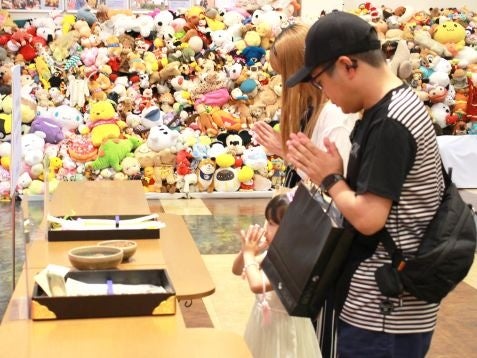 Di altar upacara, warga menyalakan dupa sebagai simbol perpisahan dan rasa terima kasih pada boneka.
