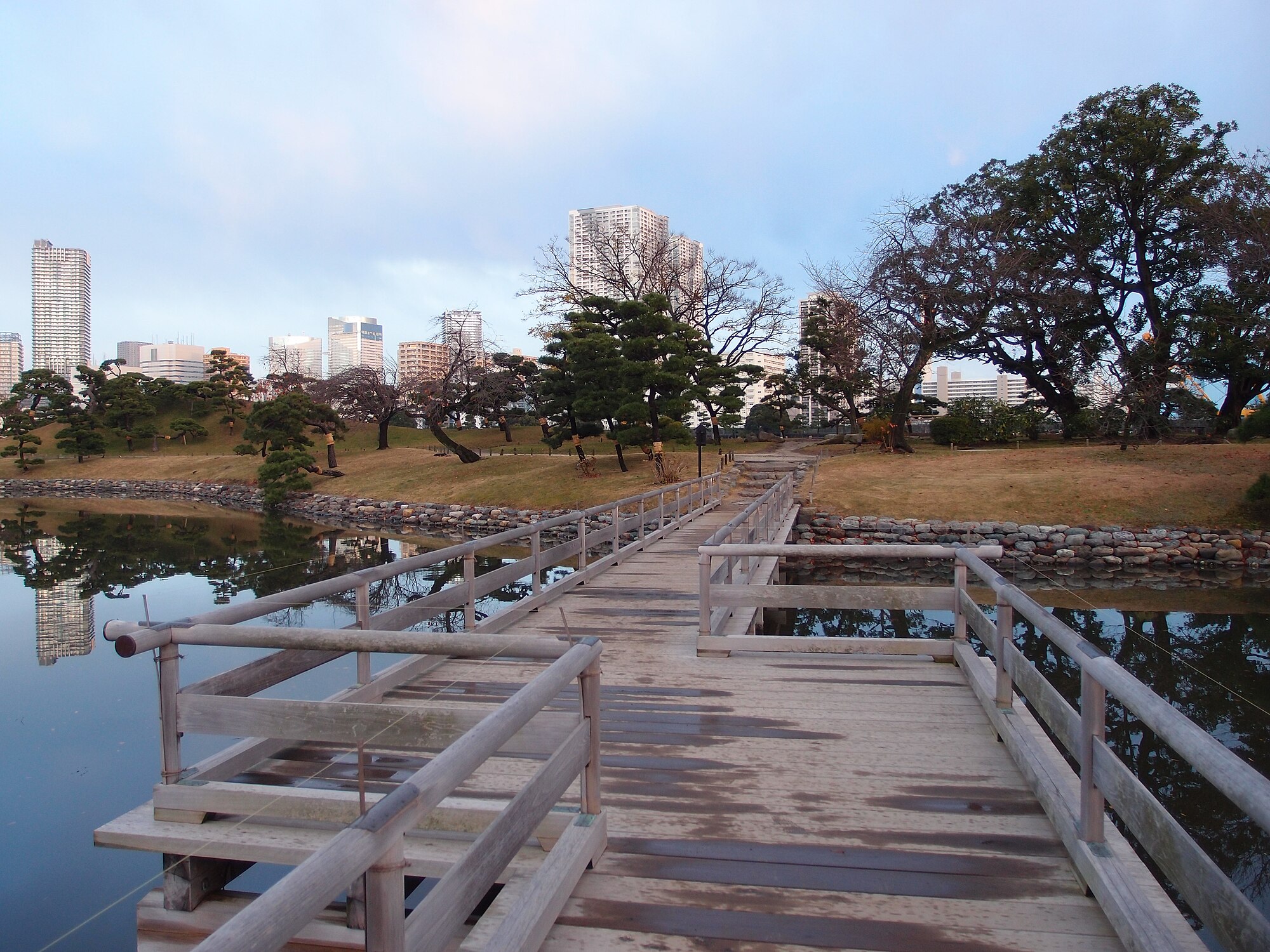 Hama-rikyu merupakan taman yang menjadi surga tenang di tengah hiruk pikuk Tokyo Bay. 