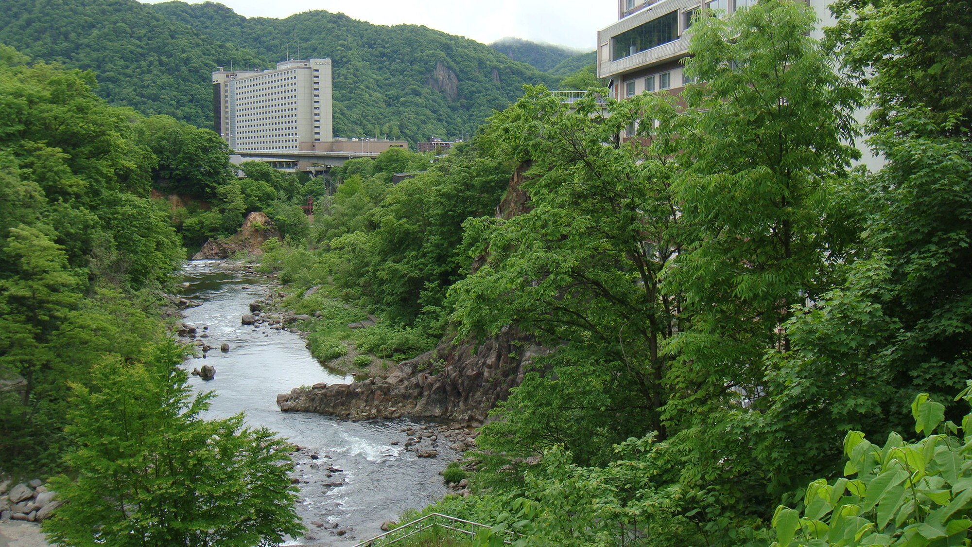 Sungai Toyohira yang mengalir melalui Jozankei Onsen, Hokkaido, Jepang.
