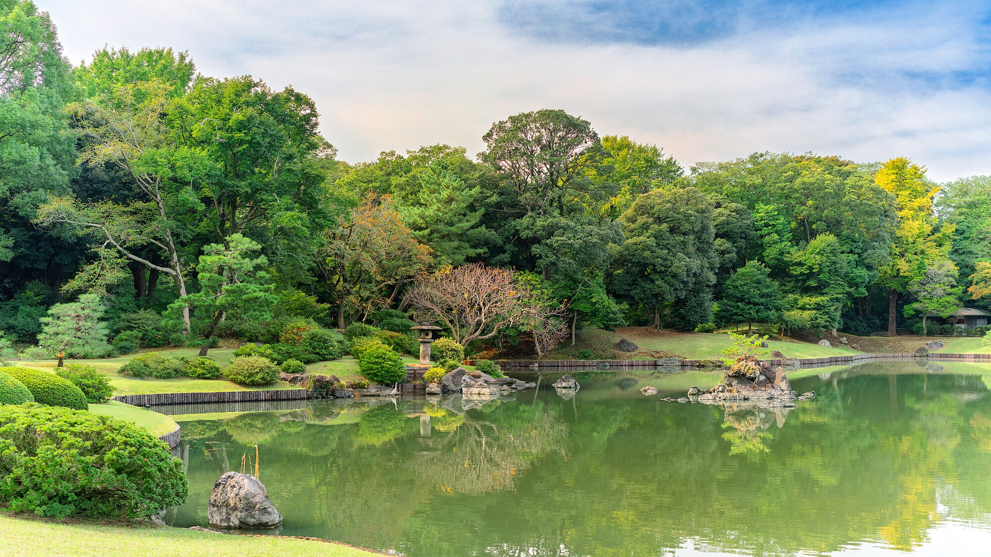 Taman Rikugien, salah satu taman Jepang terindah di Tokyo, merupakan bukti hidup akan keagungan seni periode Edo. 