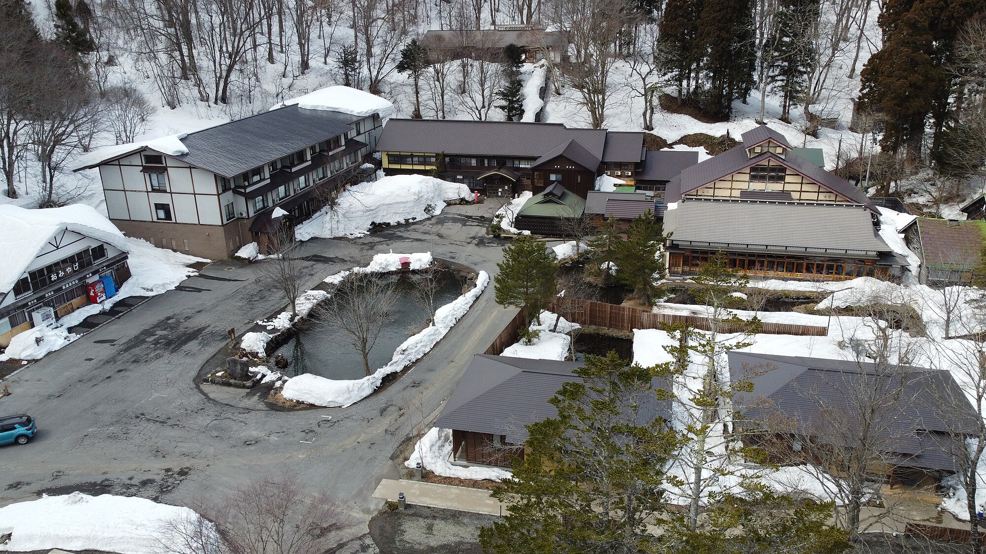 Tsutanuma merupakan yang paling terkenal di antara “Tujuh Rawa” Tsuta Onsen, yaitu deretan danau tenang yang tersebar di tengah hutan pohon beech. 