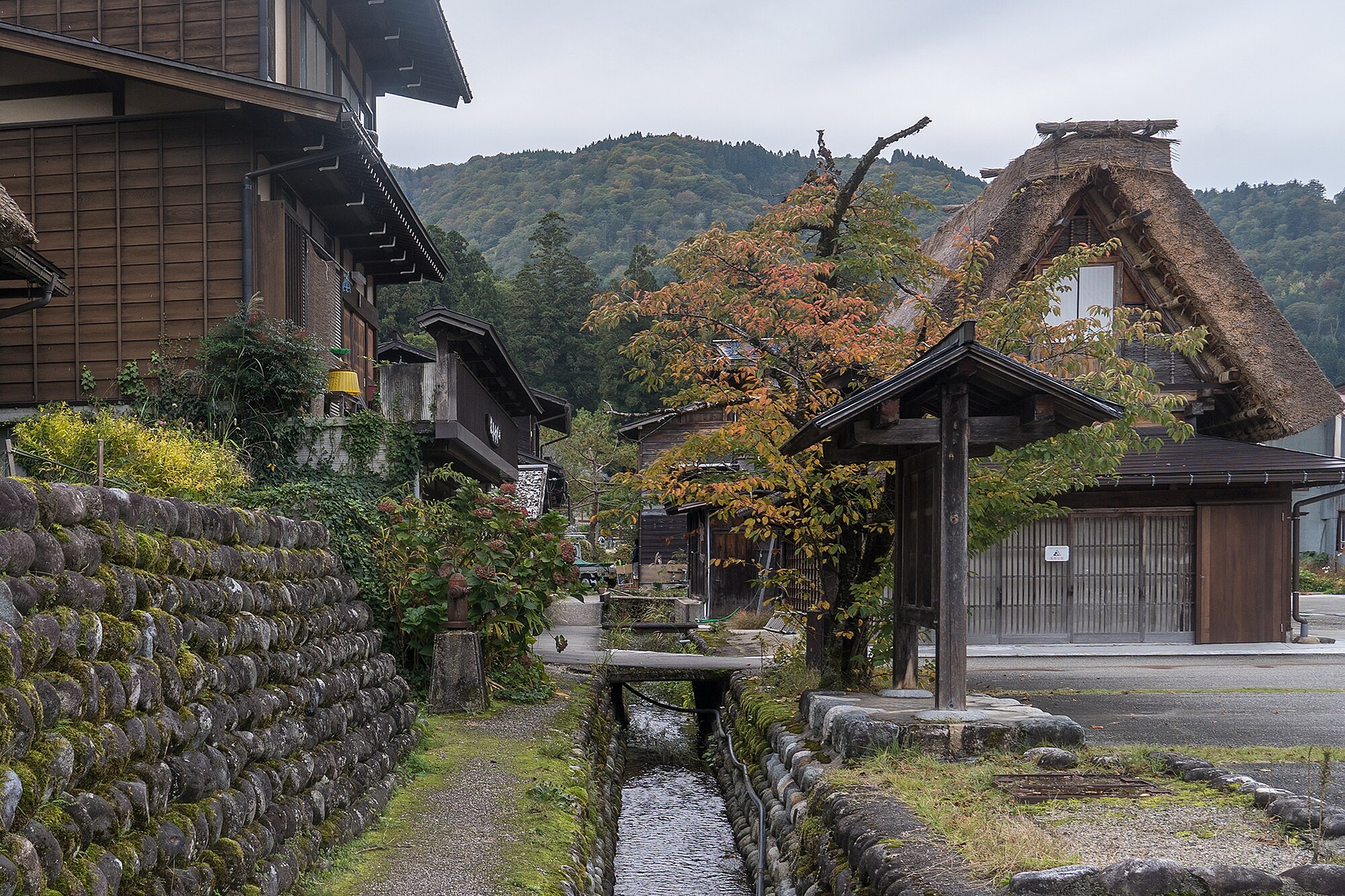 Desa Shirakawago Gassho-zukuri, memiliki lebih dari 100 bangunan Gassho-zukuri berukuran besar dan kecil.