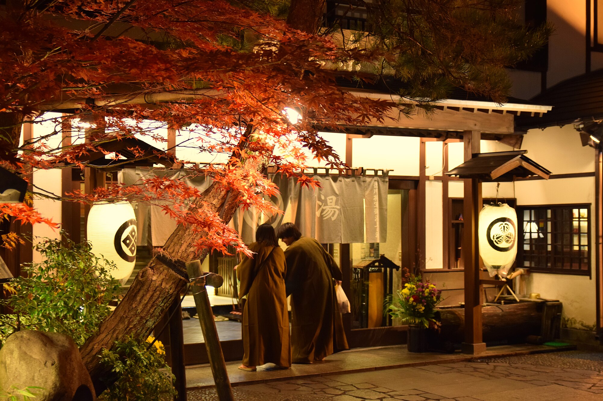 Kusatsu Onsen adalah resor pemandian air panas yang terletak di Prefektur Gunma, Jepang, di sebelah barat laut Tokyo. Pemandian kecil yang gratis bagi warga kota maupun wisatawan dikelola oleh warga kota itu sendiri.