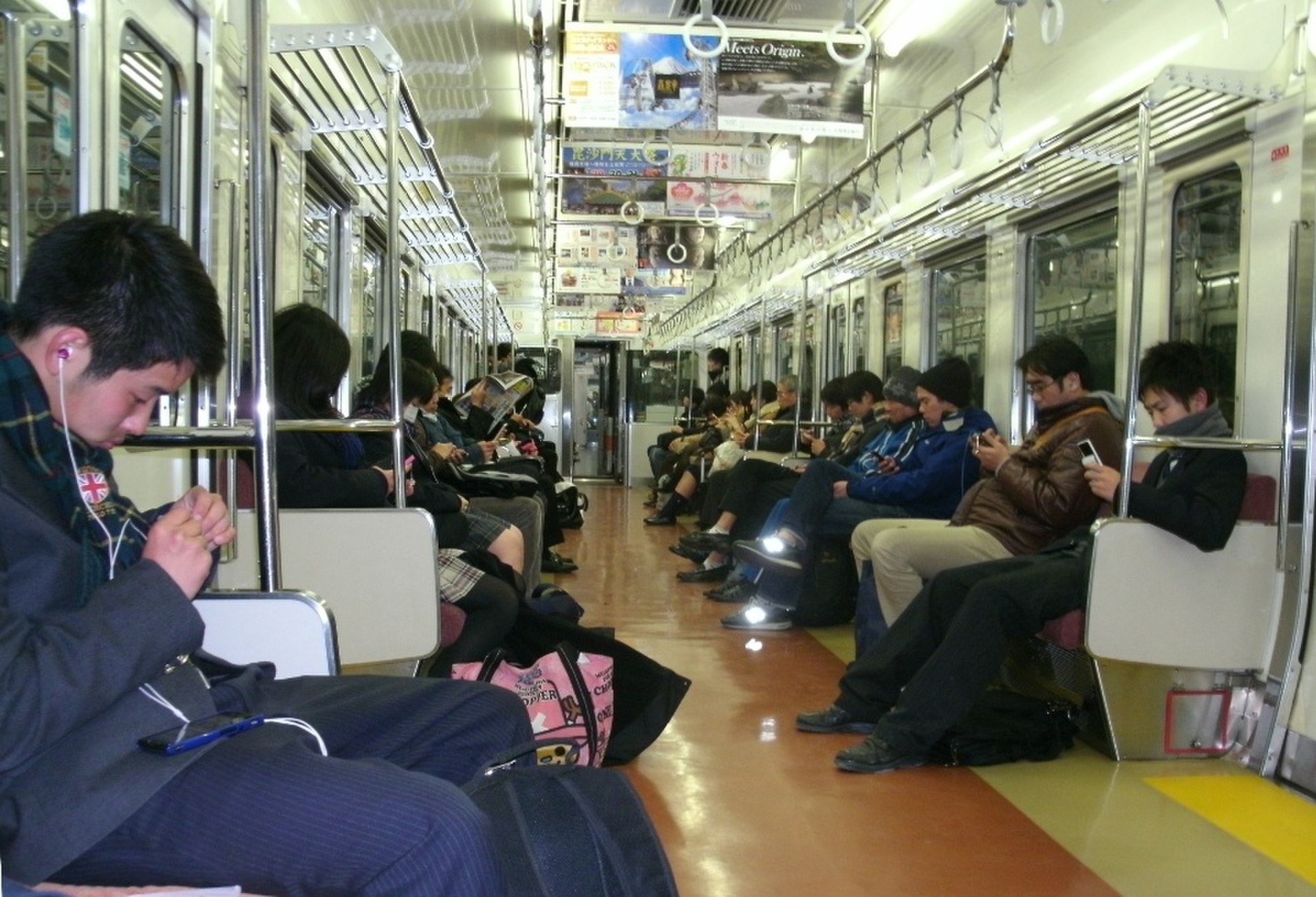 Ilustrasi suasana di dalam kereta Jepang saat banyak penumpang.