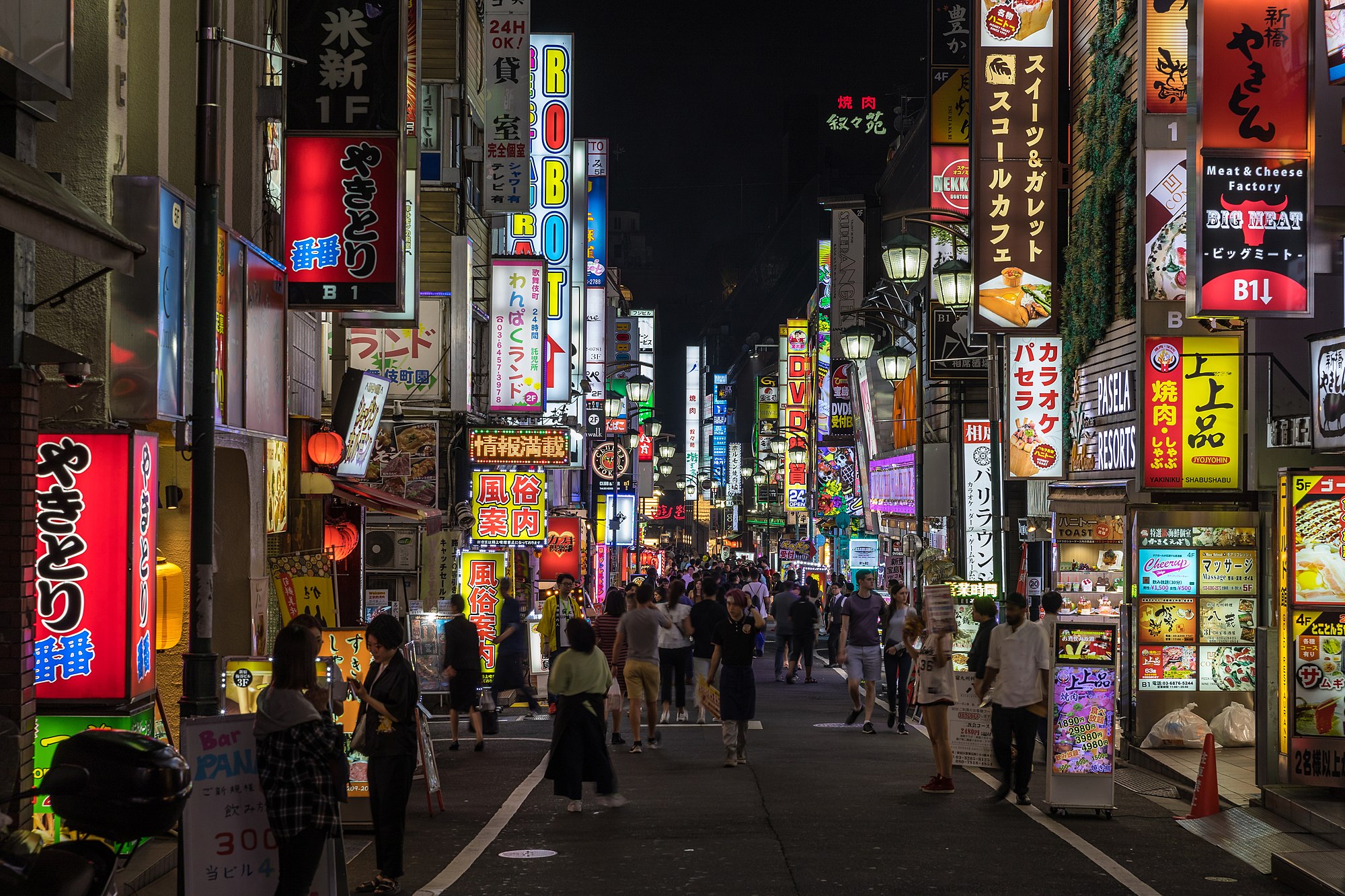 Papan nama jalan neon berwarna-warni di Kabukichō, Shinjuku, Tokyo, Jepang.