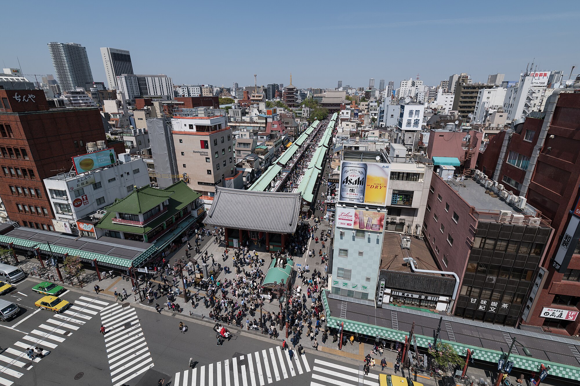 Pemandangan selatan Nakamise, Asakusa, Tokyo, yang terlihat dari Pusat Informasi Wisata Budaya Asakusa.