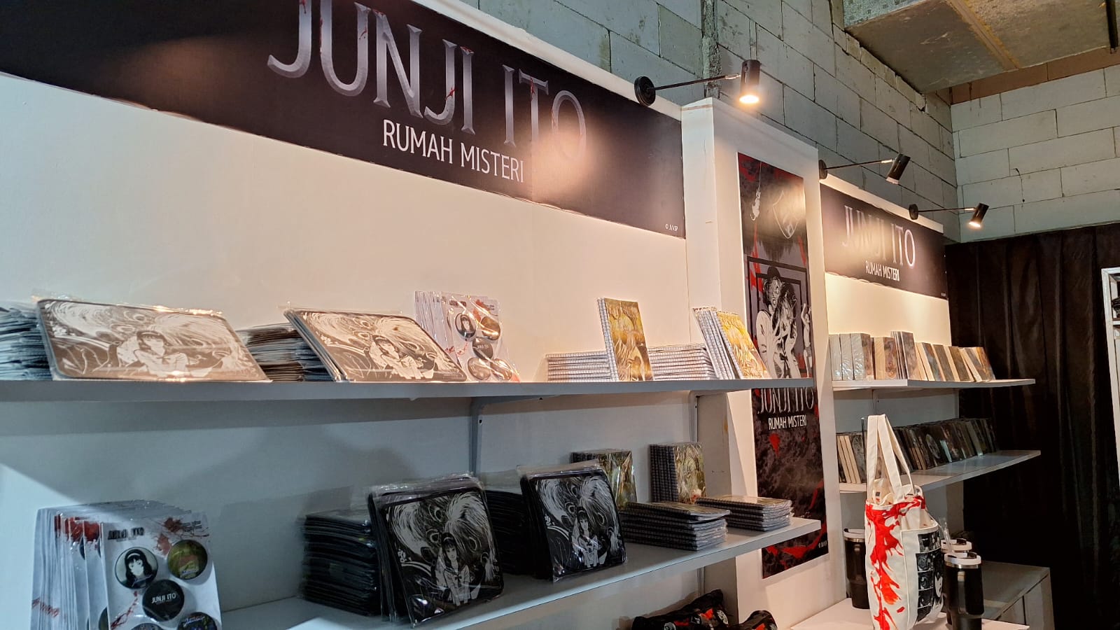 Booth merchandise Junji Ito yang menjual berbagai barang bertemakan Junji Ito. 