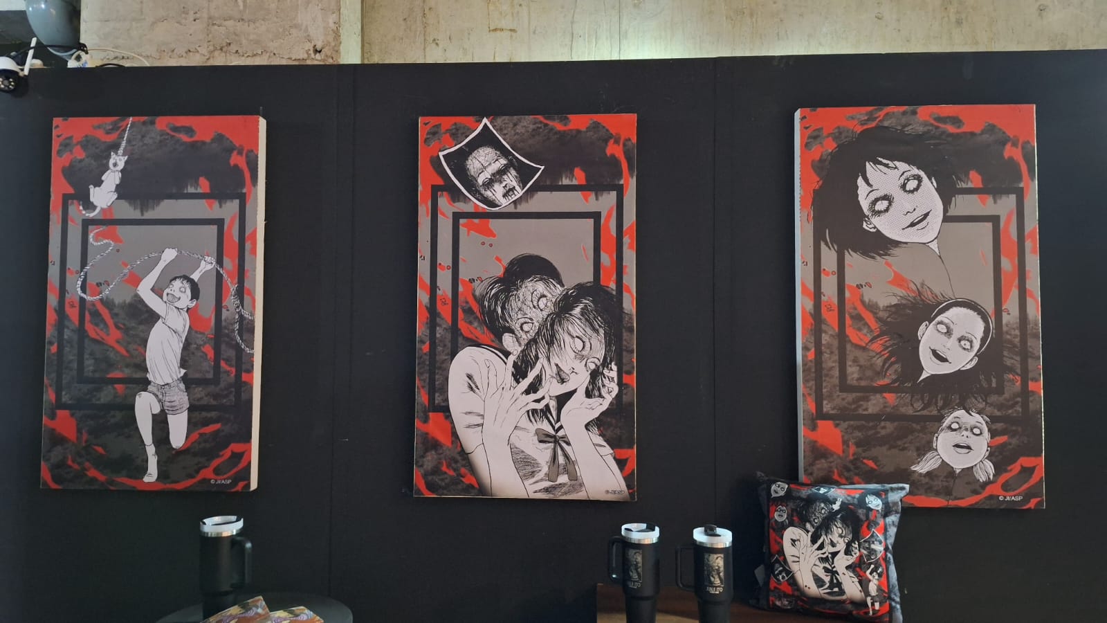 Salah satu lukisan bertema Junji Ito di booth merchandise.