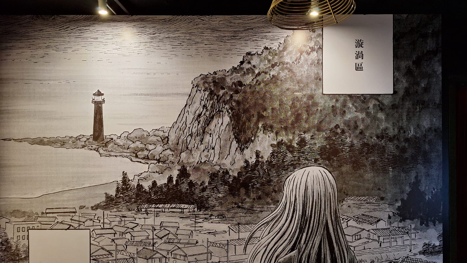 Gambar tersebut menampilkan instalasi seni atau mural yang terinspirasi dari seri manga Uzumaki karya maestro horor Junji Ito.
