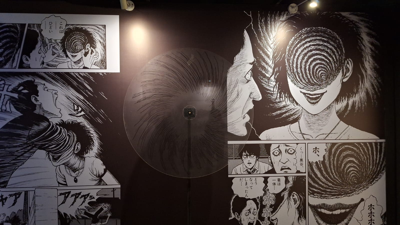 Salah satu lukisan karya Junji Ito yang diadaptasi dari manga Uzumaki, bertema spiral atau pusaran.