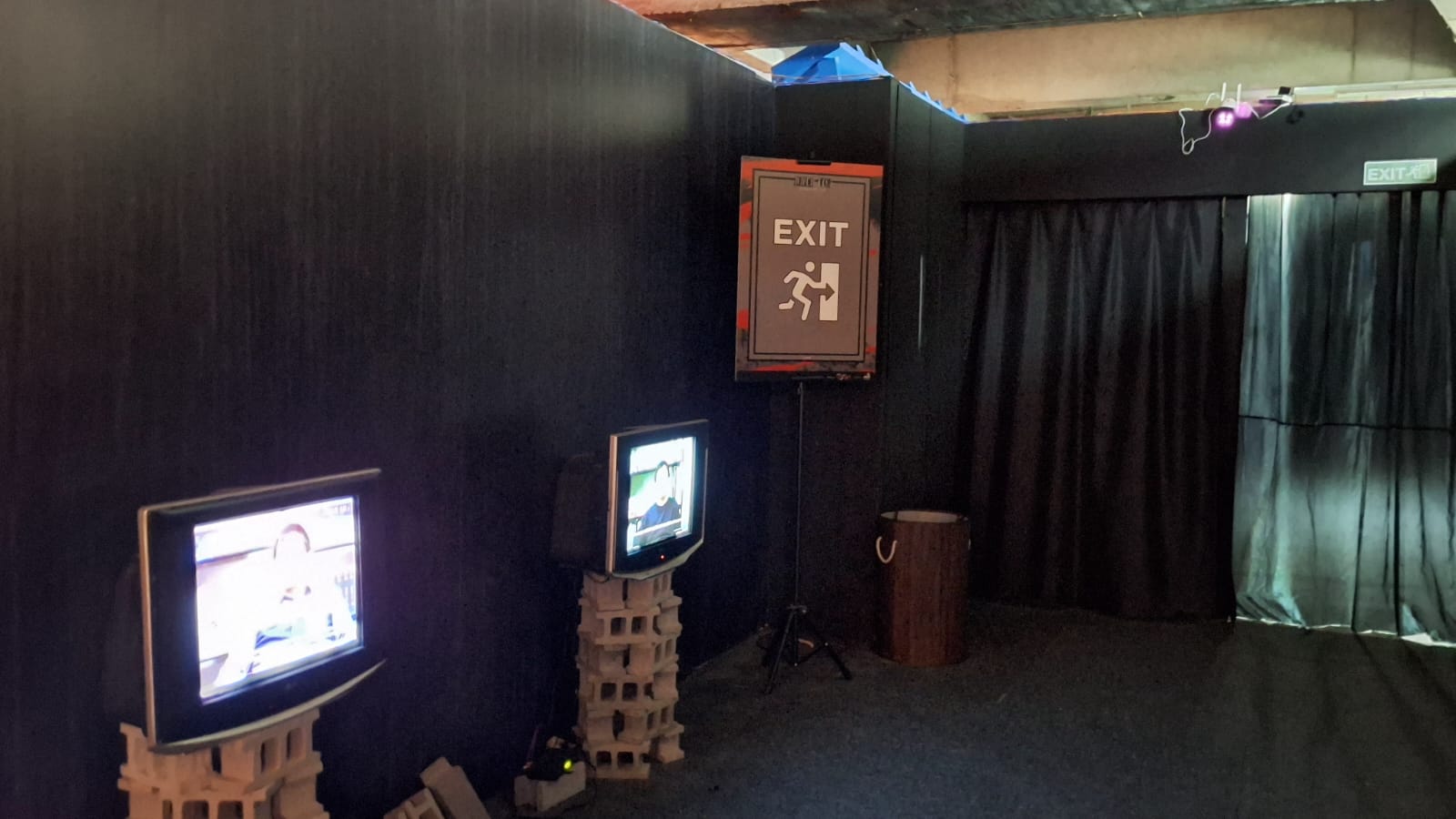Pintu keluar setelah melewati jalur A Rumah Misteri Junji Ito.