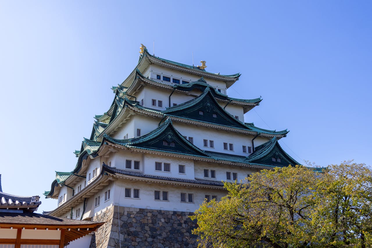 Kastil Nagoya di Jepang. Sebuah hotel mewah dengan tarif mencapai Rp 400 juta-an dibangun di dekat Kastil Nagoya.