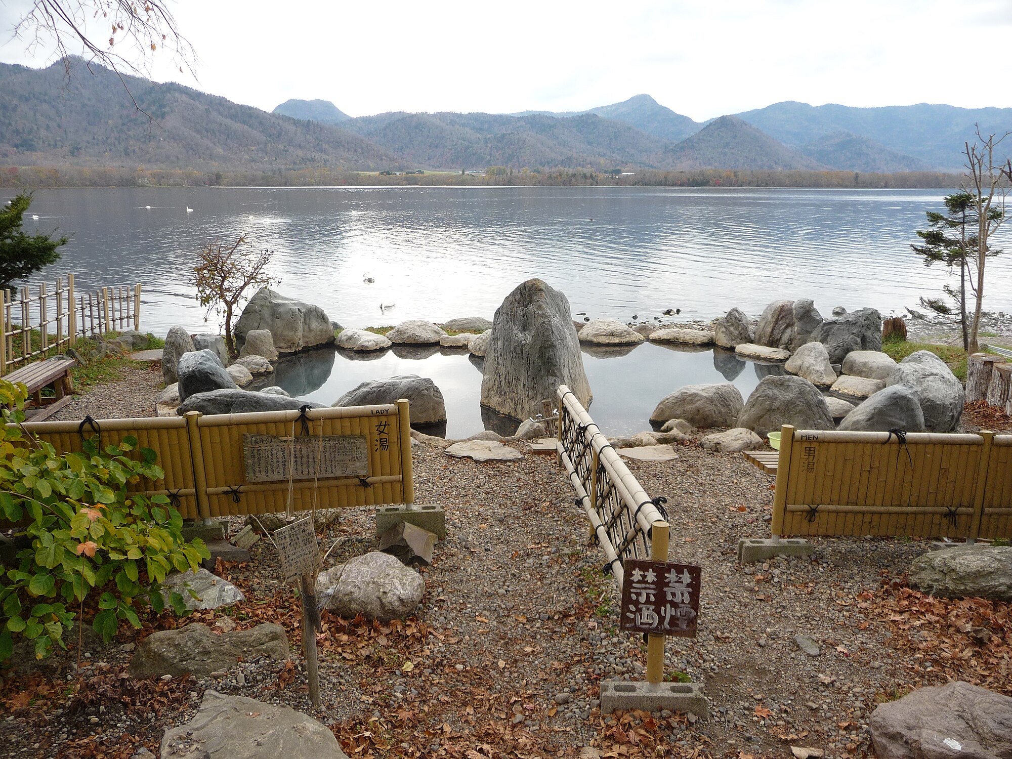 Pemandian air panas Kotan di luar ruangan.