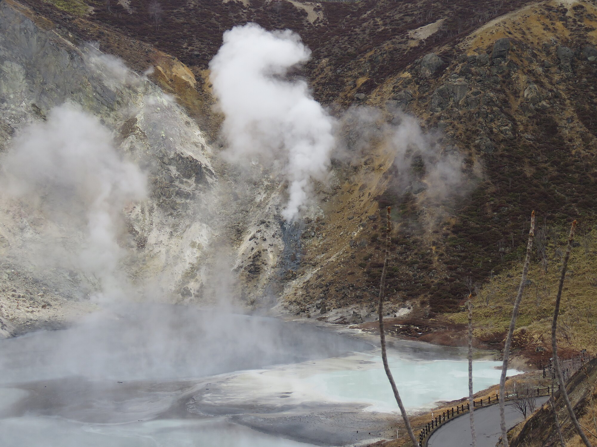 Danau Oyunuma, Noboribetsu Onsen, Hokkaido, Jepang, dilihat dari Titik Pandang Oyunuma.