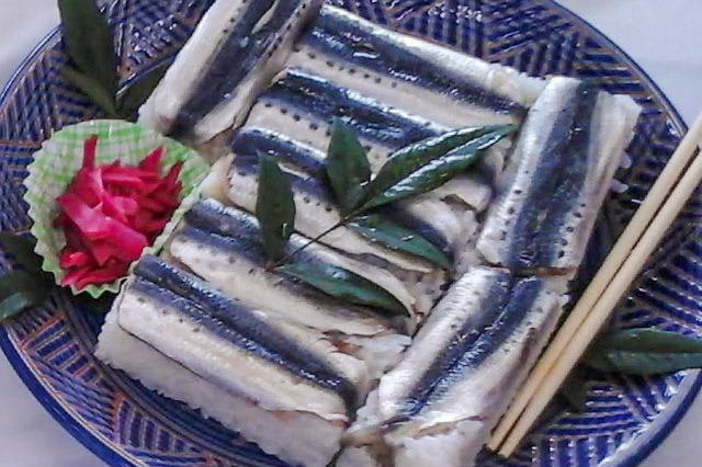 Iwashi-zushi adalah sushi sarden khas Prefektur Mie yang disajikan saat festival musim gugur. Rasanya asam, gurih, dan segar khas laut Jepang.