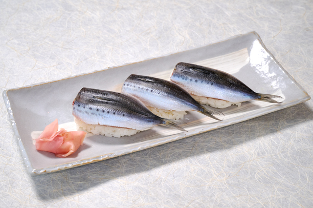 Iwashi-zushi adalah sushi sarden khas Prefektur Mie. Rasa asin, asam, dan gurih berpadu dalam hidangan tradisional musim gugur Jepang.