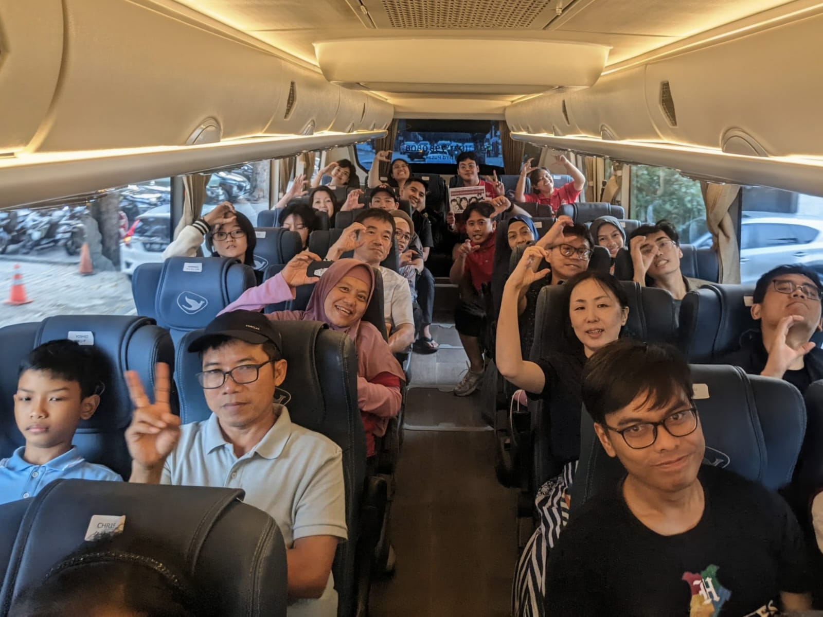 Peserta Jepang dan Indonesia yang duduk bersama di dalam bus, dimana setiap kursi harus diisi oleh oleh peserta Jepang dan Indonesia tidak boleh dari negara yang sama.