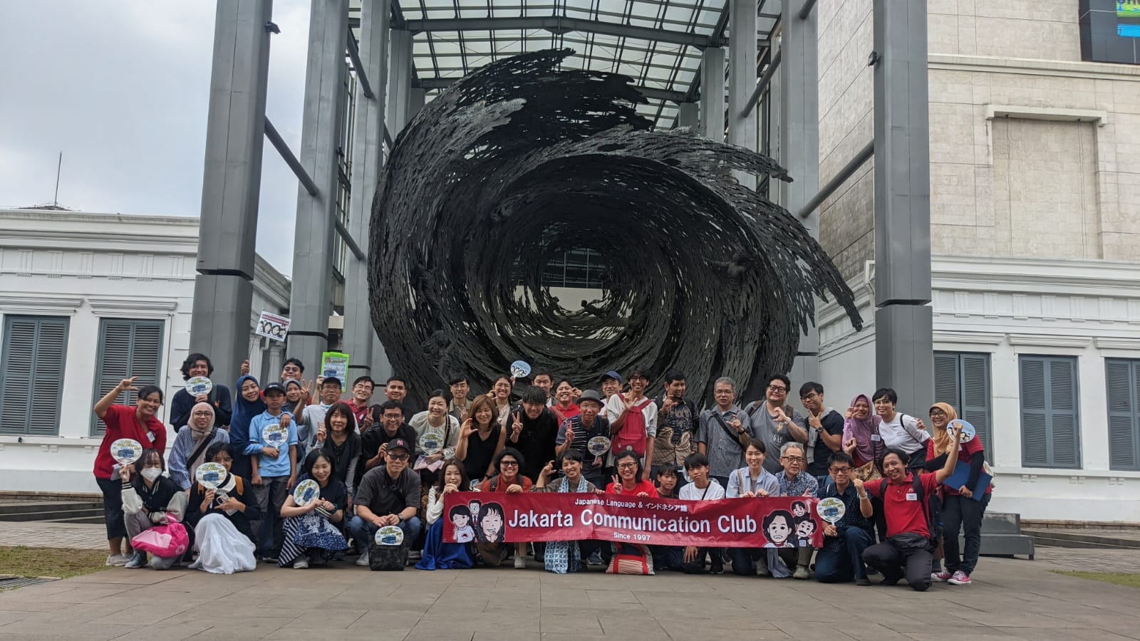 Peserta Jepang dan Indonesia sedang foto bersama di Museum Nasional, Jakarta.