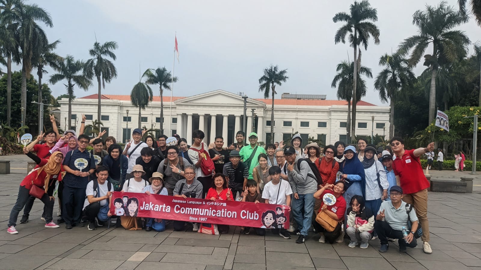 Beberapa peserta dari Jepang dan Indonesia yang sedang berfoto bersama di depan Museum Wayang, Jakarta.