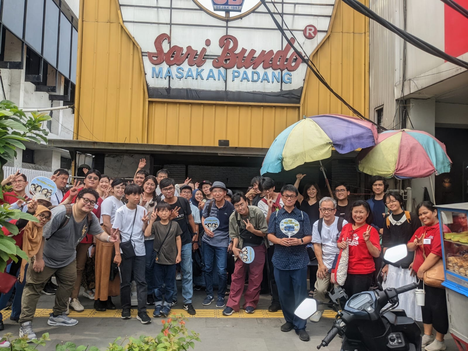 Peserta asal Jepang dan Indonesia berfoto bersama di depan restoran Padang, tempat mereka menikmati hidangan bersama.