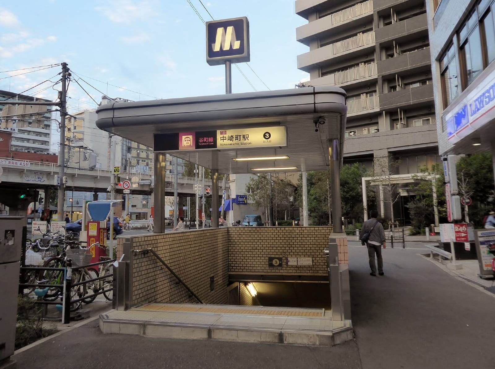 Foto Exit 3 di Stasiun Nakazakicho, Kereta Bawah Tanah Kota Osaka.

