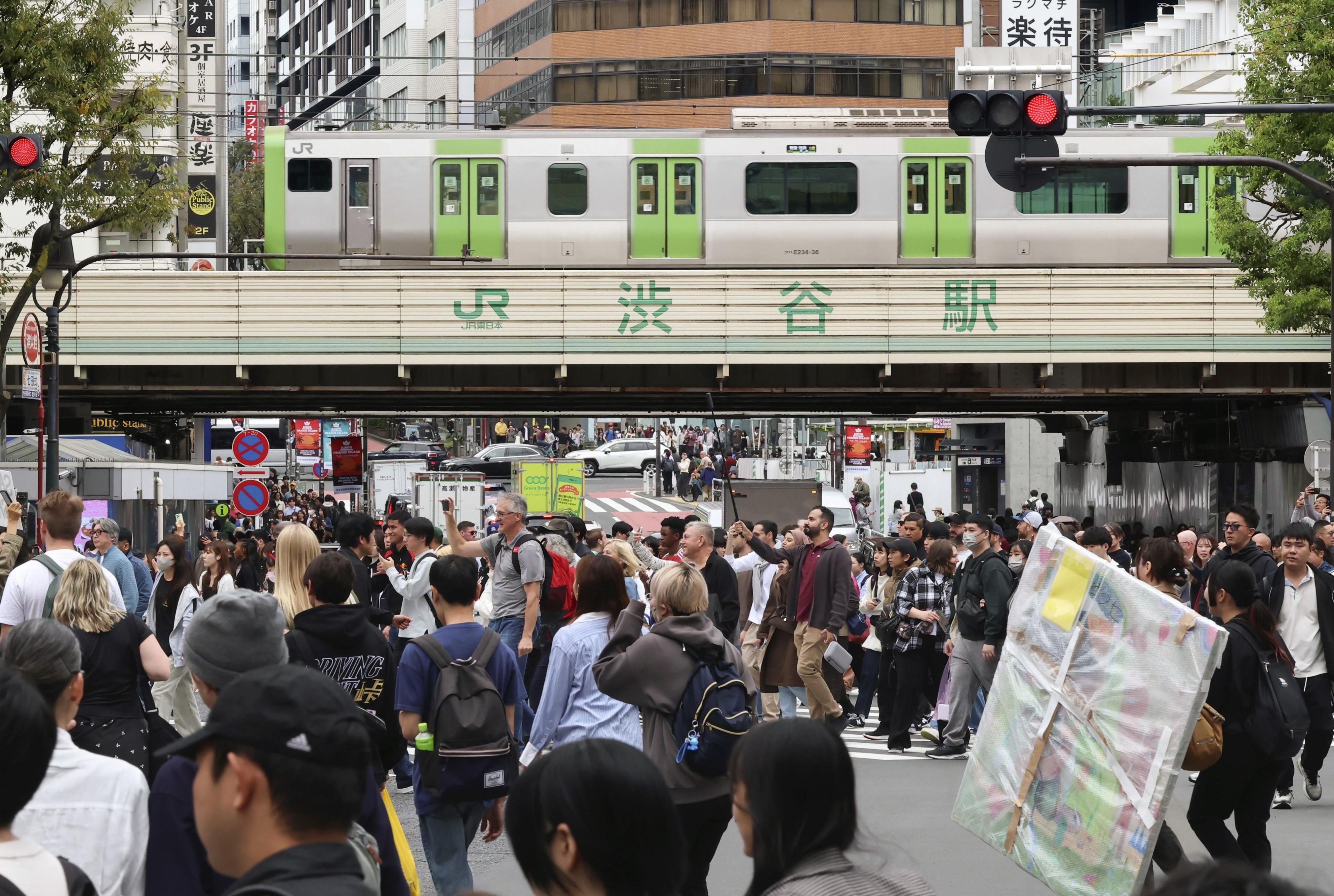 Kereta jalur lingkar Yamanote melintasi distrik Shibuya, Tokyo, pada 1 November 2025.