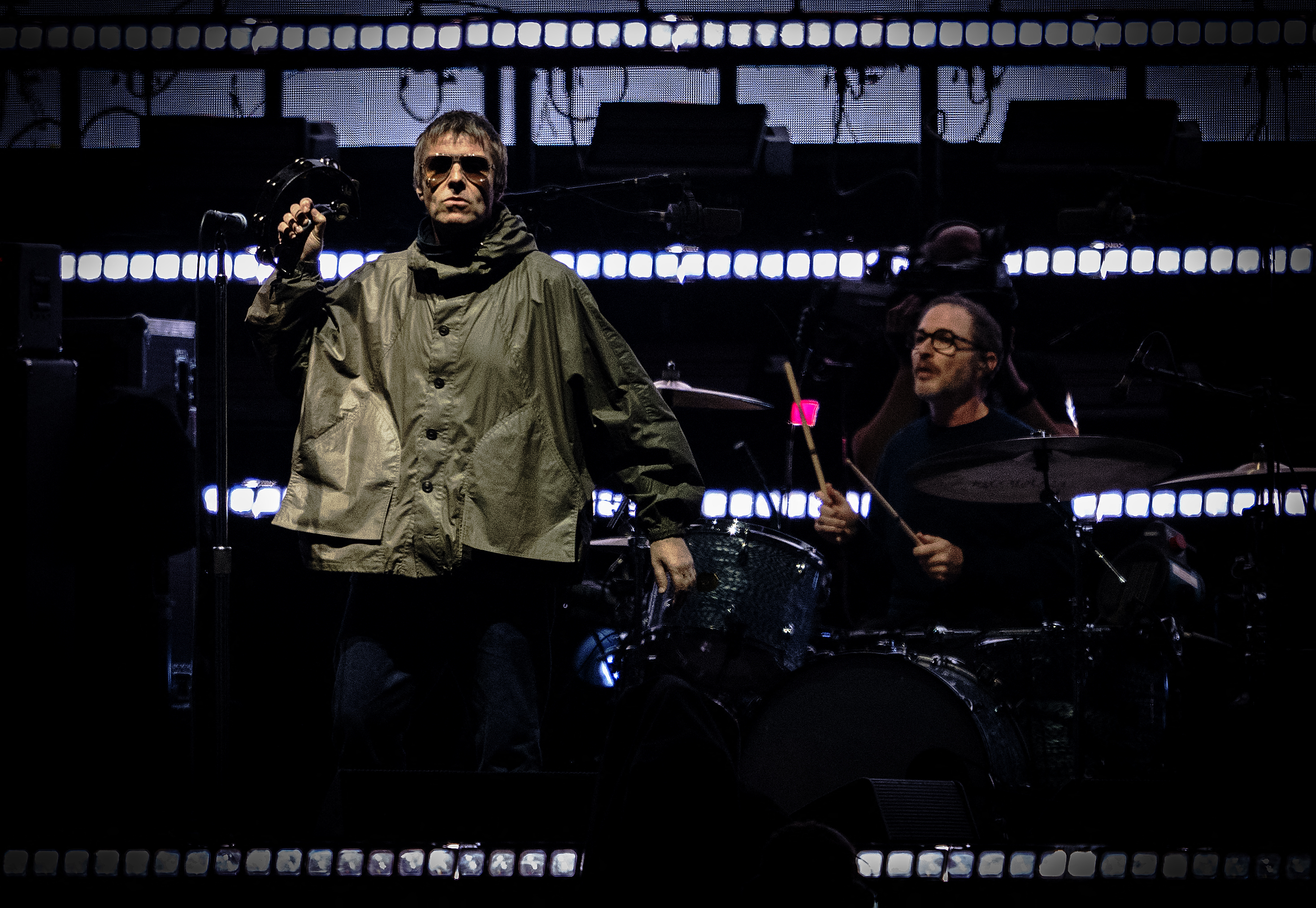 Liam Gallagher (kiri) dari band Inggris Oasis tampil di atas panggung di Stadion GNP Seguros di Mexico City pada 12 September 2025.