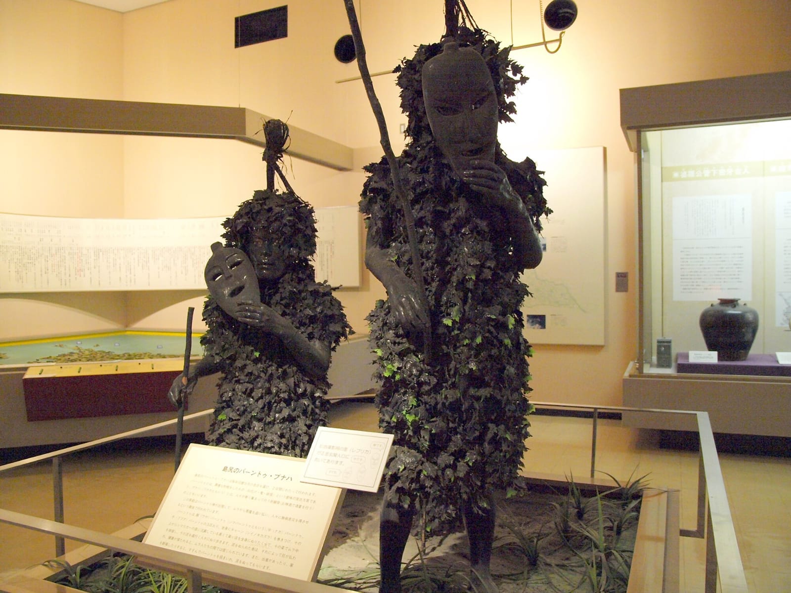 Pameran Paantu di Museum Kota Miyakojima, Miyakojima, Okinawa, Jepang.