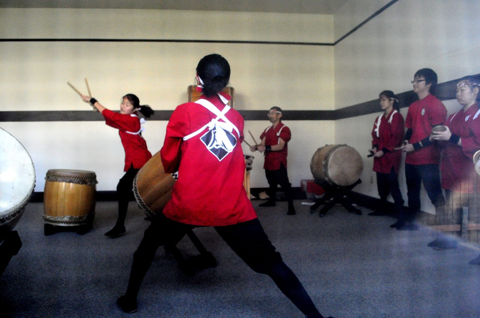Pertunjukan drum Taiko di Bunka No Hi, Hari Budaya Jepang Tahunan di Nihon Go Gakko / Pusat Budaya dan Komunitas Jepang di Seattle.