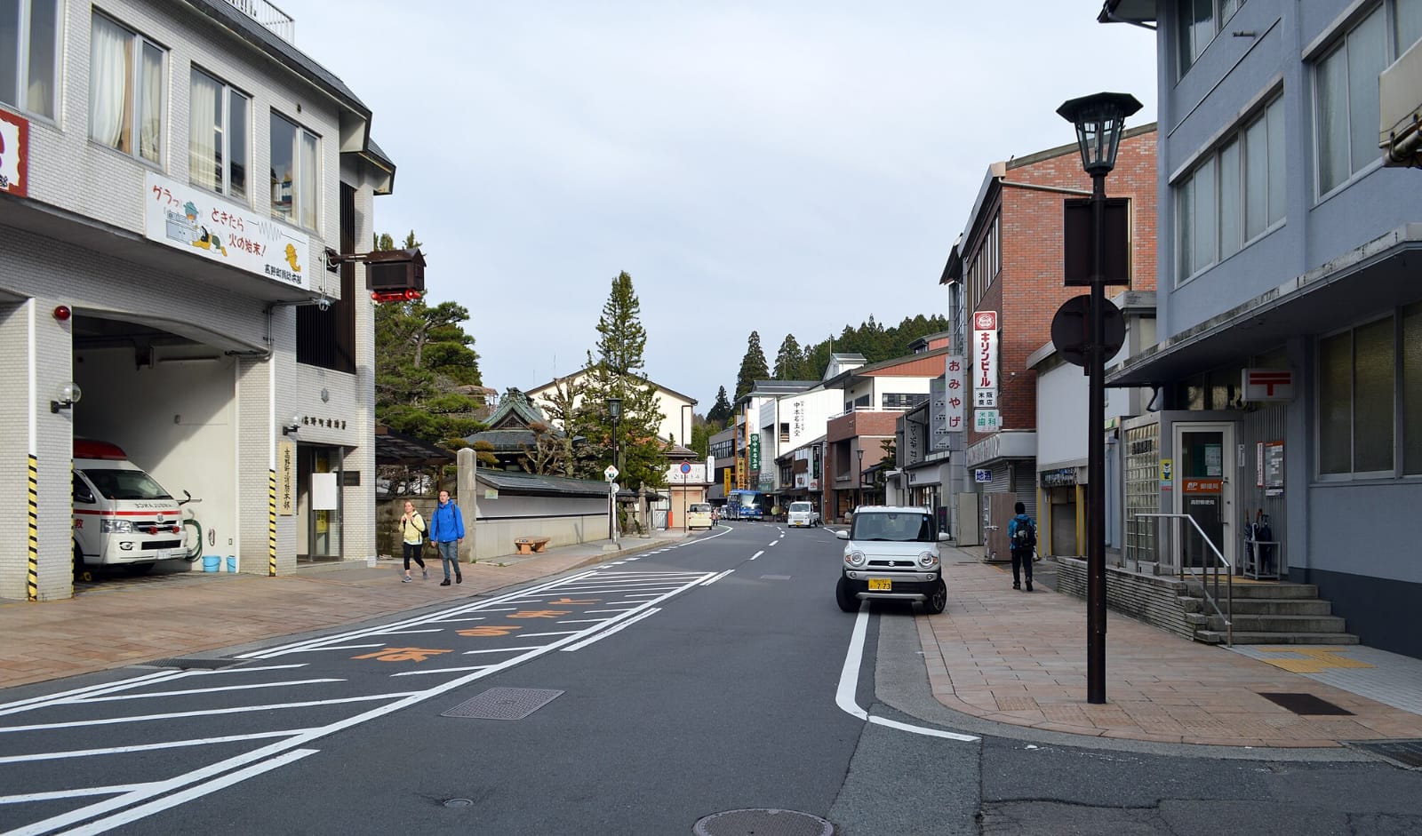 Melihat ke arah jalan utama dekat kantor pemadam kebakaran dan kantor pos di Koyasan, Jepang.
