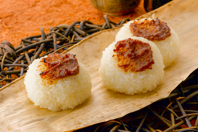 Kensan-yaki adalah onigiri panggang khas Niigata yang dilapisi miso jahe atau manis.