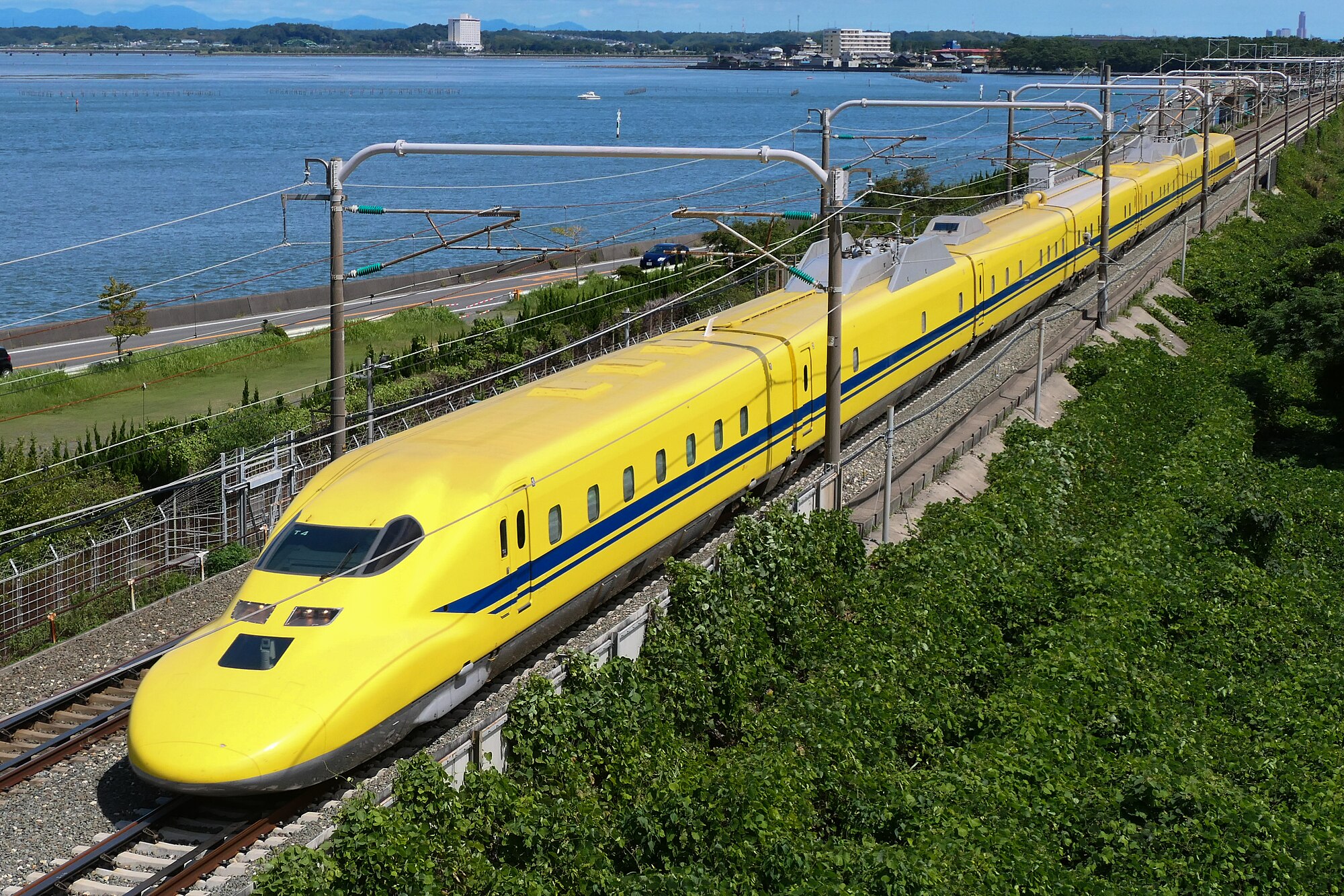 Kereta uji coba komprehensif rel listrik Shinkansen tipe 923 formasi T4 (Doctor Yellow) beroperasi antara Hamamatsu dan Toyohashi di jalur Tokaido Shinkansen.