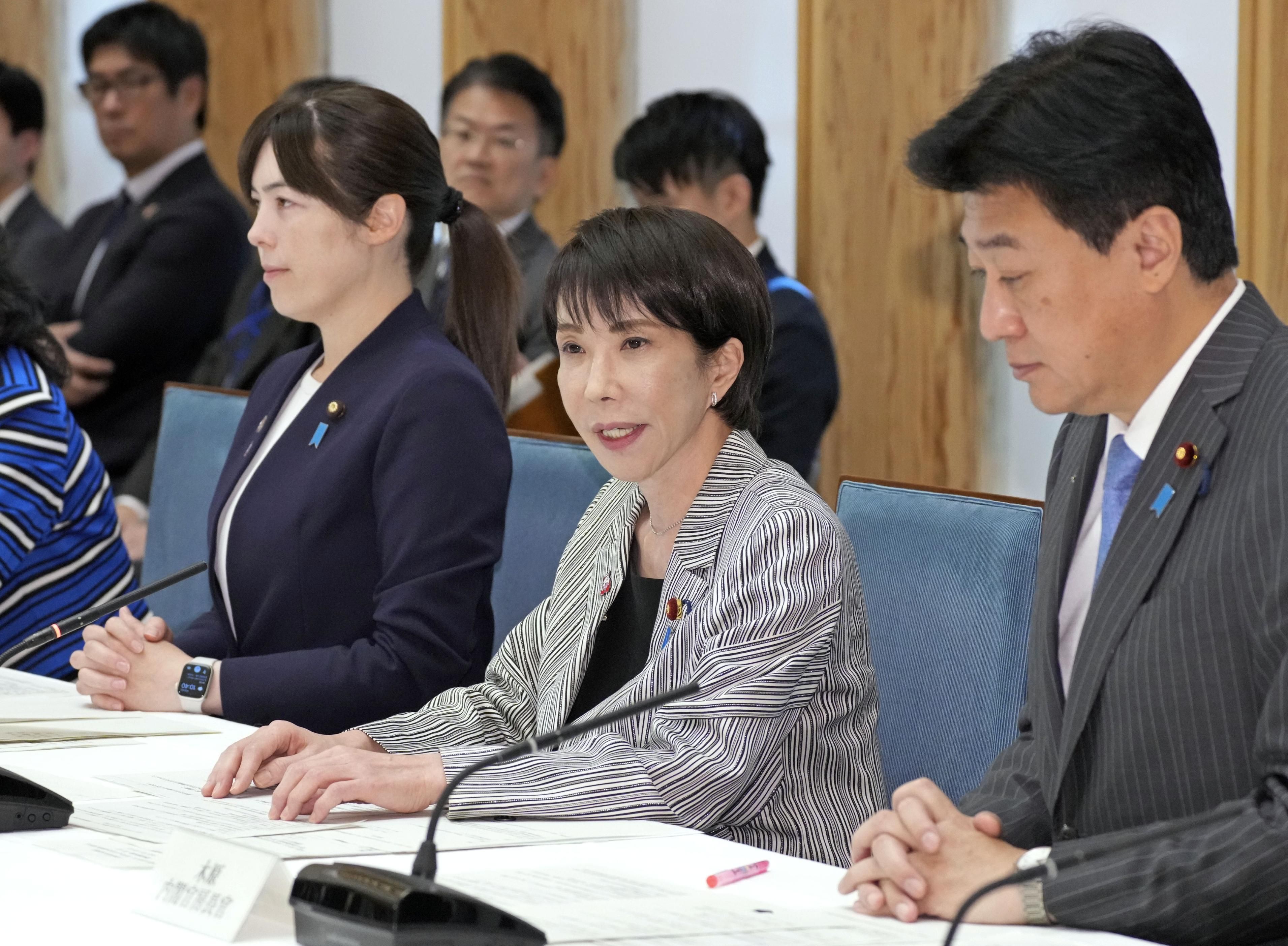 Perdana Menteri Jepang Sanae Takaichi (tengah) berbicara dalam pertemuan pertama para menteri terkait kebijakan mengenai warga negara asing di kantor perdana menteri di Tokyo pada 4 November 2025, didampingi oleh Kimi Onoda (kiri), menteri yang bertanggung jawab atas kebijakan terkait warga negara asing.