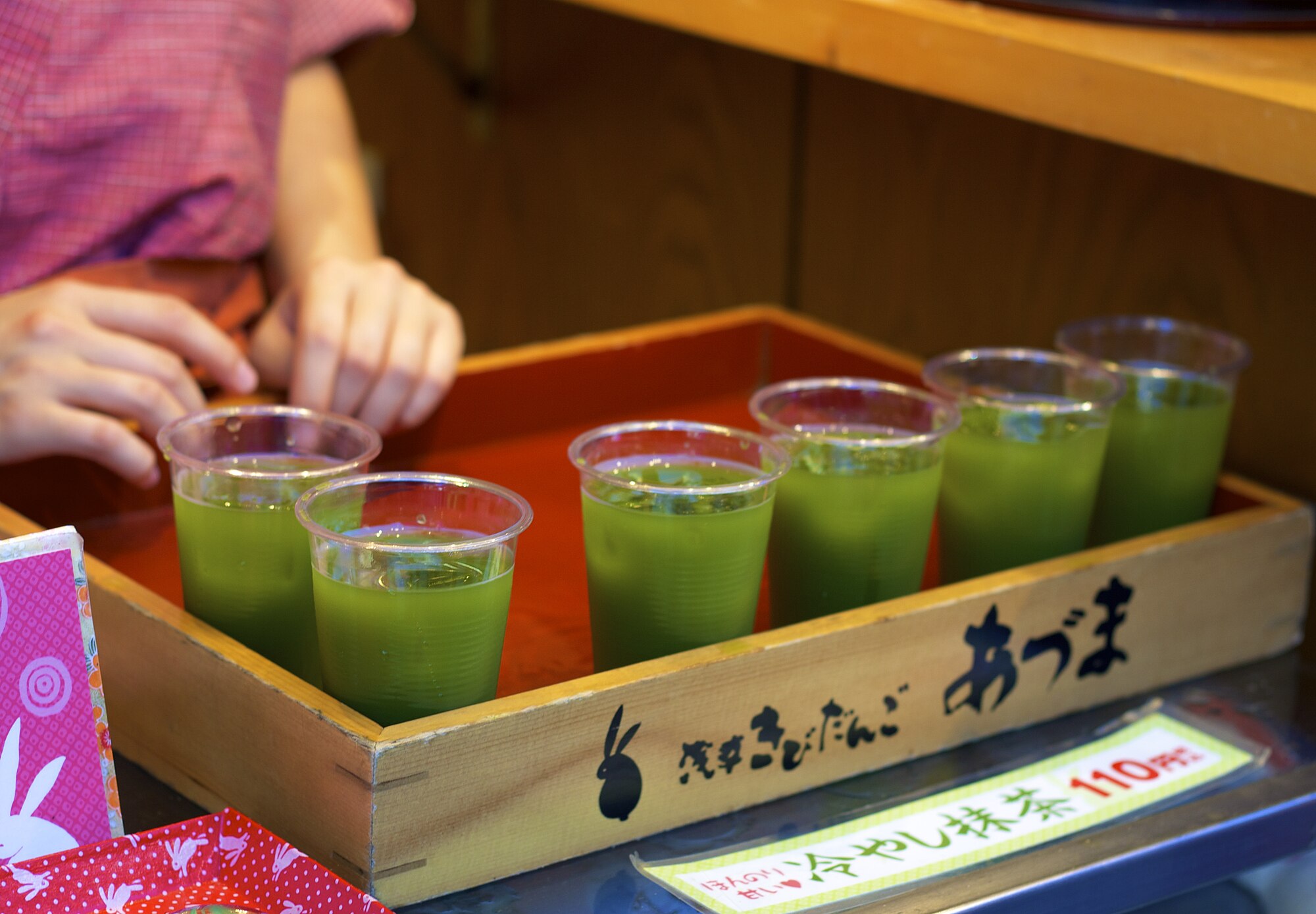 Es teh matcha diambil di sepanjang Namakise-Dori, jalan pejalan kaki di luar Senso-Ji di Tokyo, Jepang.