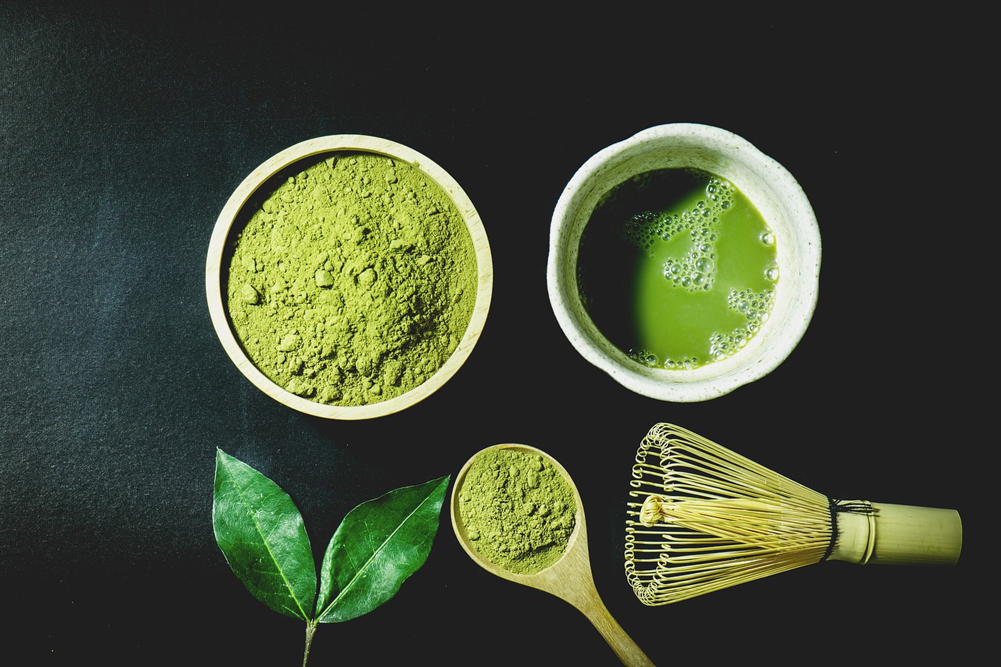 Ini adalah tampilan teh matcha, dengan bubuk, dan daunnya.
