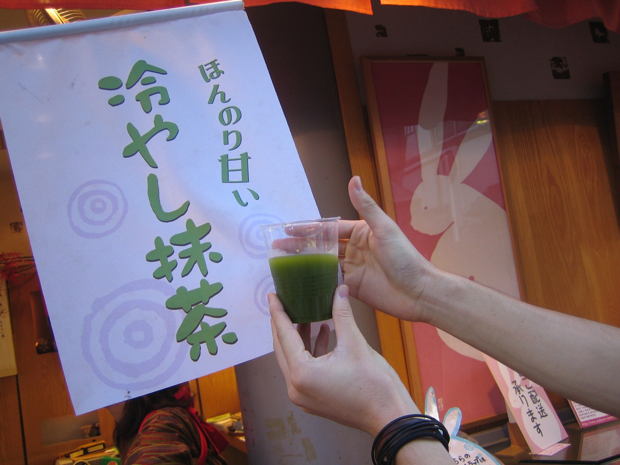 Penampilan matcha dingin tanpa campuran bahan lain.