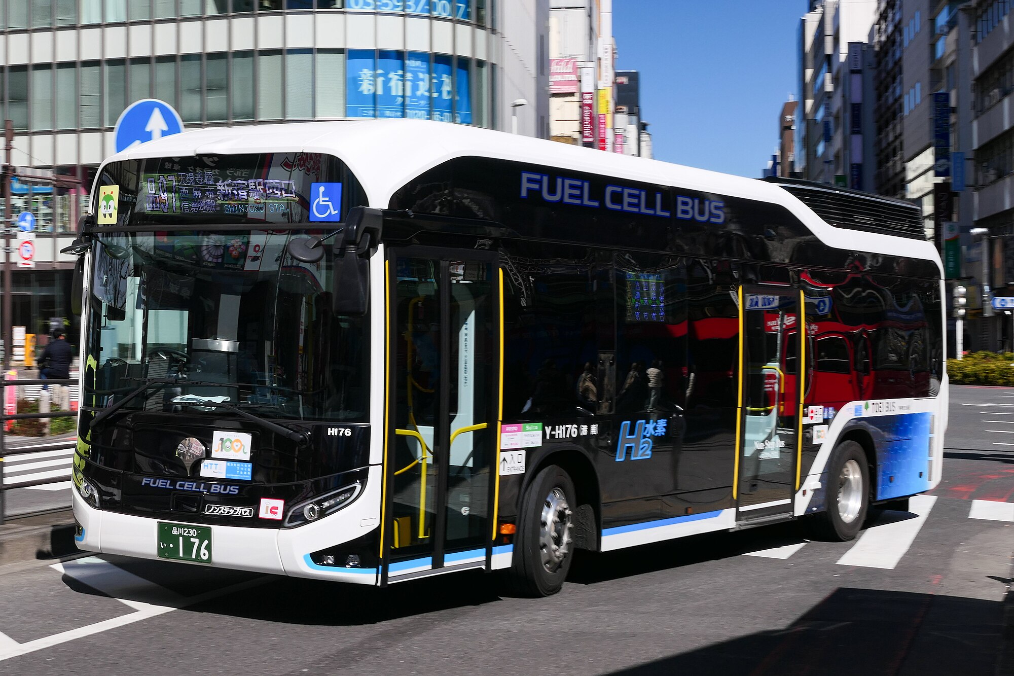 Bus Toei Toyota SORA (milik Kantor Shinagawa Cabang Konan, ZBC-MUM1NAE, Y-H176) beroperasi di sekitar Stasiun Shinjuku sebagai sistem Shina 97 (dari Exit Takanawa Stasiun Shinagawa hingga Exit Barat Stasiun Shinjuku).