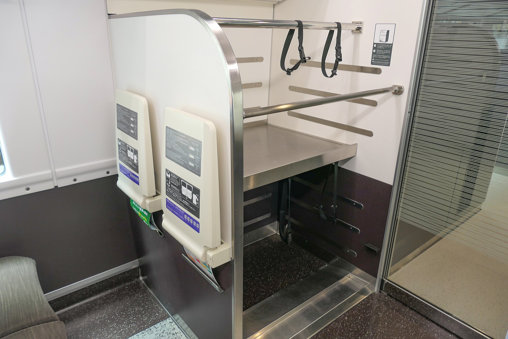 Rak bagasi besar (Kuha E352-9) yang dipasang di gerbong biasa seri E353 JR East.
