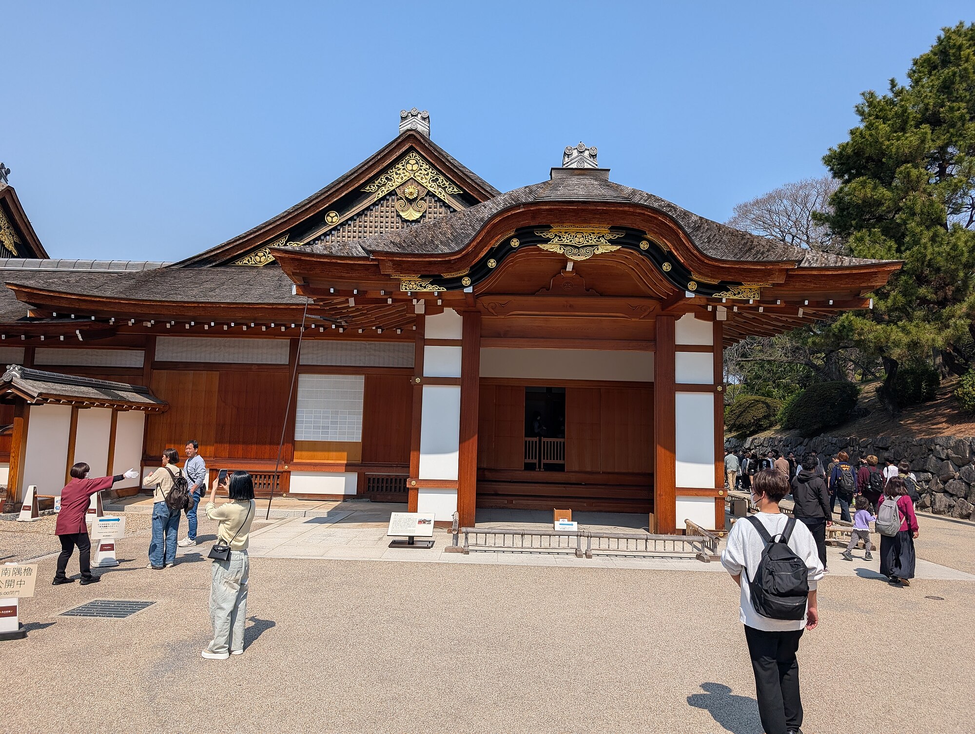 Kastil Nagoya (kastil Jepang yang terletak di Nagoya, Jepang tengah).